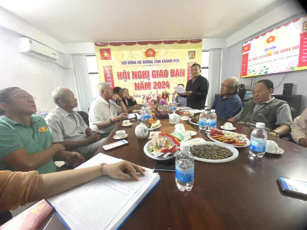 Ông Dương Văn Tuấn Phó Chủ tịch HĐHD tỉnh phát biểu tại Hội nghị